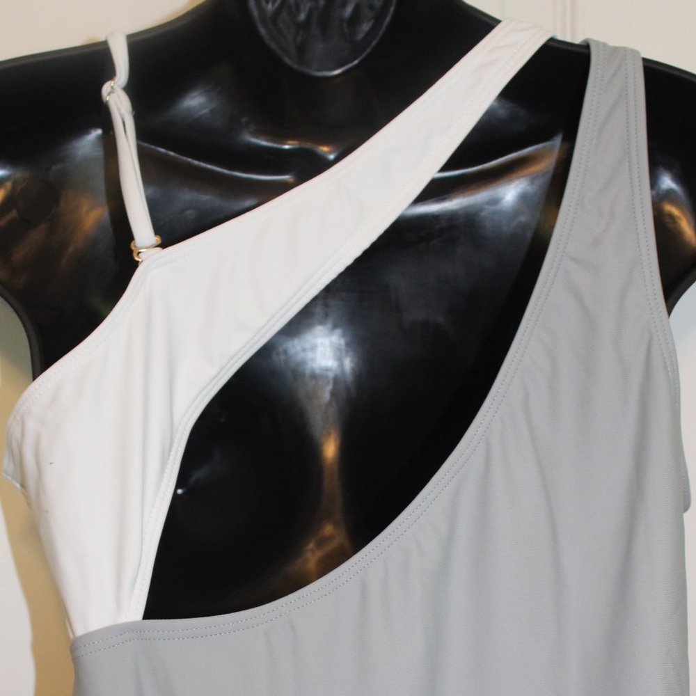 Block Color One piece Swimsuit - Picture 3 of 4